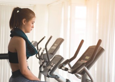 Kadın fitness Bisiklet makinede egzersiz