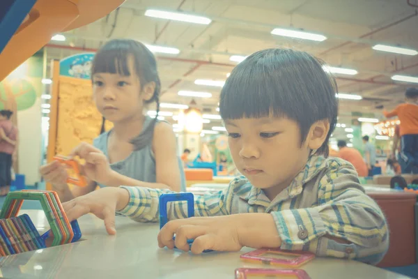 Dwie Azjatki Baby Zabawki Edukacyjne Gry — Zdjęcie stockowe