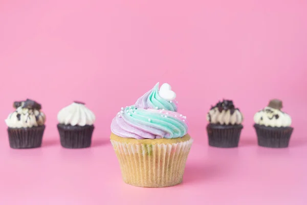 Rainbow Phantasie Cupcake Mit Schokolade Cupcake Auf Rosa — Stockfoto