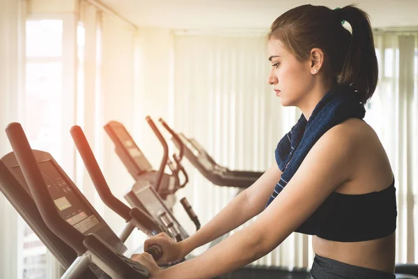 Mujer Está Haciendo Ejercicio Una Máquina Bicicleta Fitness — Foto de Stock