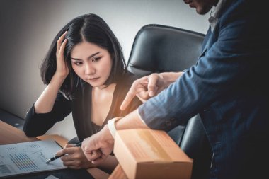 Kadın kadın ofis stressfully son tarih doğru çalışıyor