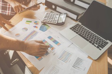 Masanın üstüne businss rapordaki takım tartışıyor