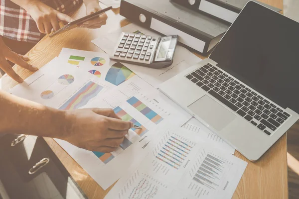 Masanın üstüne businss rapordaki takım tartışıyor