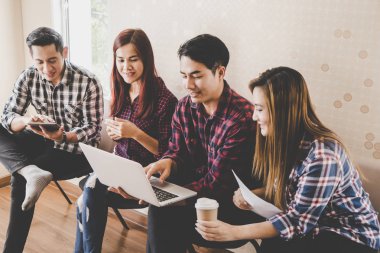 Geçici iş başlatmak bir toplantıda takım tartışmaya kadar