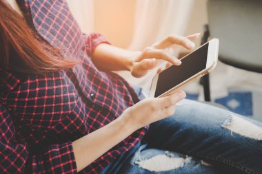 Kadın tutun ve sahte için boş mobil ekran dokunmadan