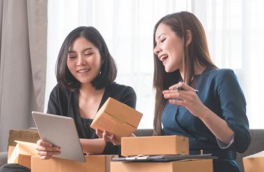 İş ortağı online alışveriş teslimat için kutu ambalaj