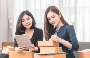 İş ortağı online alışveriş teslimat için kutu ambalaj