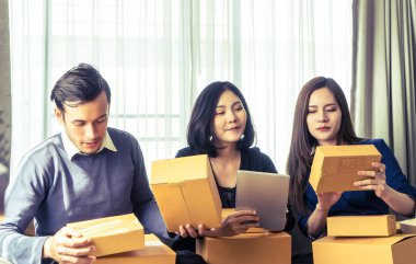 Küçük işletme ekibi onun online ev işindeki hisselerini kontrol ediyor.