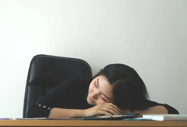 Mujer de oficina durmiendo sobre su trabajo en el escritorio de la oficina —  Fotos de Stock