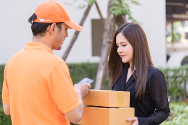 Teslimatçı paketleri mobil online kontrol ediyor