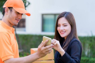 Teslimatçı imza paket teslimat için arıyor