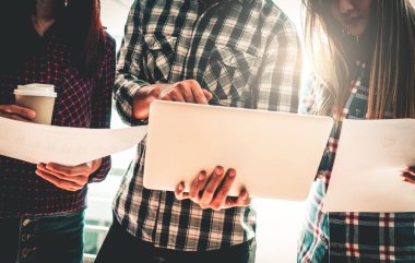 Üç günlük iş bilgisayar üzerinde tartışıyor