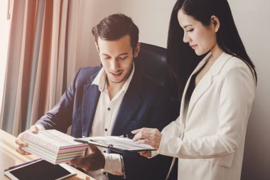 İş patron Sekreter iş raporu tamamlayacak veriyor