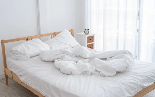 Weißes Unordentliches Bett Einem Weißen Zimmer Morgen Ohne Menschen — Stockfoto