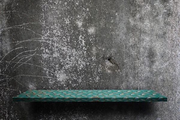 Green Metal Shelf Display Counter Grungy Wall — Stock Photo, Image