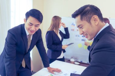 Akıllı İş Ekibi toplantı odasında sıkı çalışıyor.