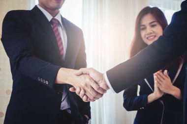 İş el sallamak anlaşma başarısı alkışlar kadınla