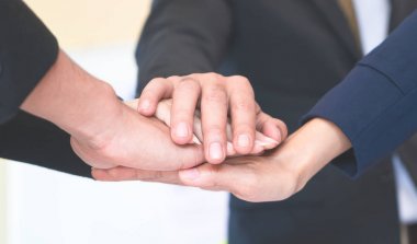 Takım konsepti için iş toplantısında dört el bir arada.