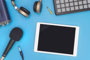 Boş tablet ekranıyla Dj müzik yapımcısı ekipmanları