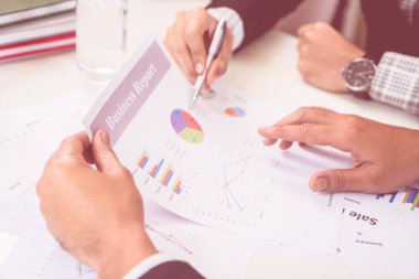 Takım are çalışma birlikte çözümlenirken iş raporu