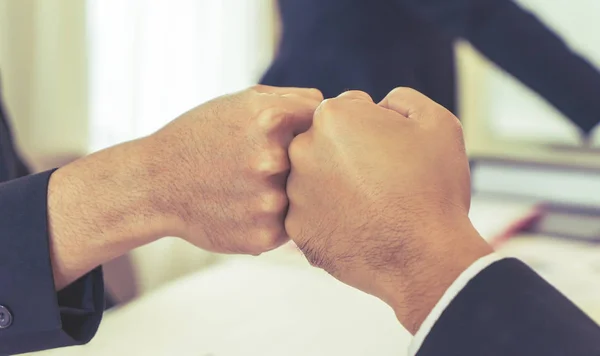 Geschlossene Faust Bei Besprechung Für Teamkonzept — Stockfoto