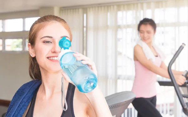 Sport Woman está bebiendo agua dulce en el gimnasio — Foto de Stock