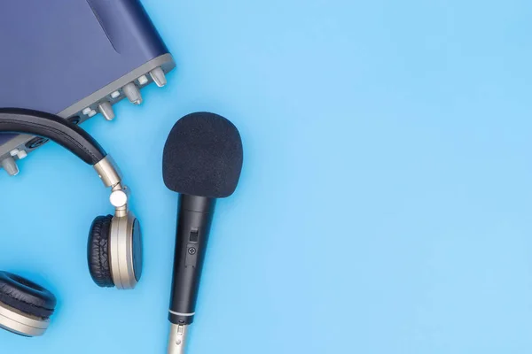 Микрофон и музыкальный интерфейс наушники на синий — стоковое фото