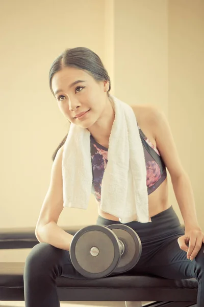 Sonriendo Asiático Mujer Lifting Dumbbell Fitness — Foto de Stock