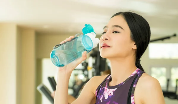 Azjatyckie Kobiety Jest Picie Wody Słodkiej Fitness — Zdjęcie stockowe