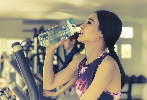 Mujer Del Deporte Está Bebiendo Agua Dulce Mientras Hace Ejercicio — Foto de Stock