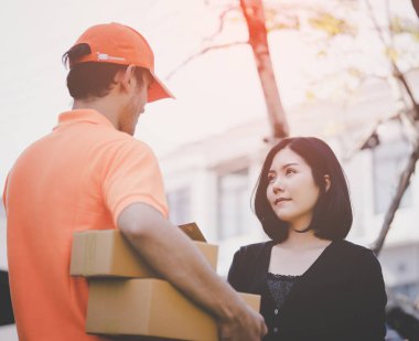 Kadın online teslimat için kredi kartı kullanıyor.