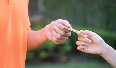 Kadın online teslimat için kredi kartı kullanıyor.
