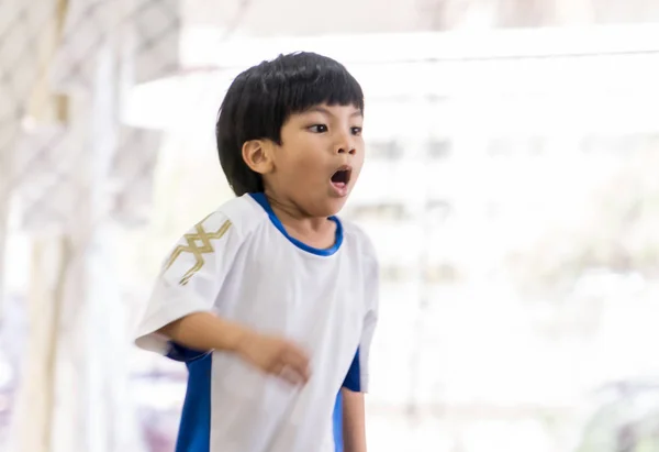 Esporte menino com asma é tossir e respirar duro — Fotografia de Stock