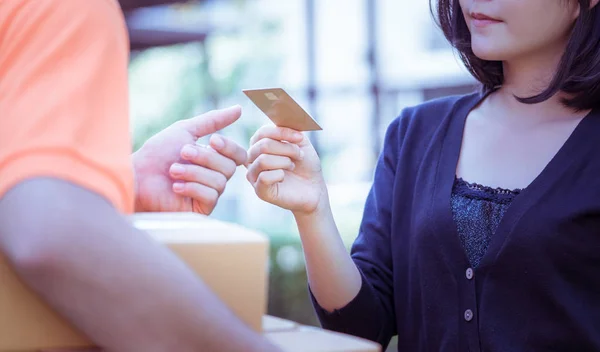 Mujer está utilizando la tarjeta de crédito para pagar la entrega en línea — Foto de Stock