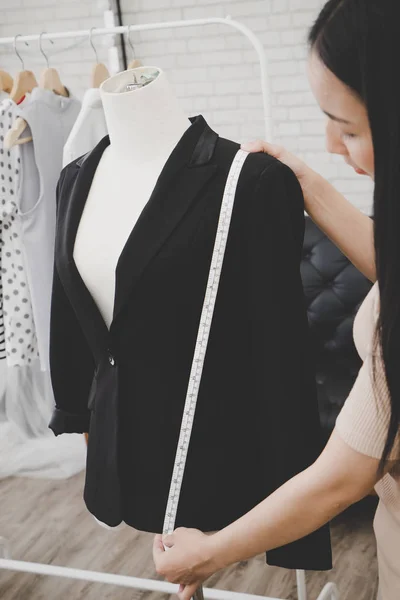 Азиатский стилист в мерной куртке — стоковое фото