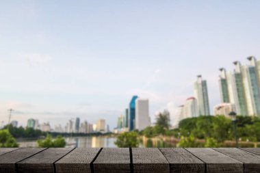 Şehir arka plan ile boş kahverengi ahşap raf