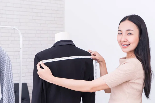 Азиатская Женщина Портниха Измеряет Куртку — стоковое фото