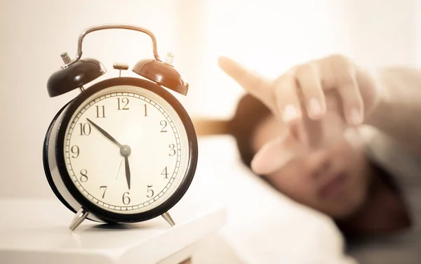 スヌーズ用の目覚まし時計に手を差し伸べる人間手 — ストック写真