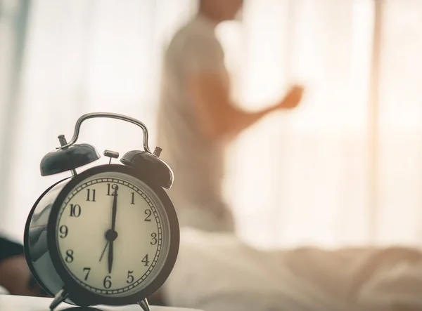Άνθρωπος Ξύπνησα Νωρίς Ρολόι Δείχνει Ρολόι — Φωτογραφία Αρχείου