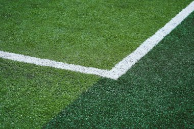 Futbol sahası yeşil çayır sahası üzerindeki beyaz çizgi fo