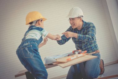Baba ve Oğul inşaattaki başarı kavramı için yumruk tokuşturuyor.