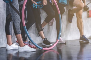 Sağlıklı arkadaşlarının ayakkabıları spor salonunda spor yapıyor.