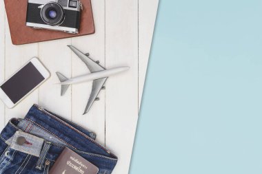 Seyahat nesneleri için mavi kopya alanı ile beyaz ahşap düz yatar 