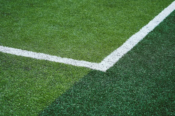 Fußballplatz quadratische weiße Linie auf grünem Wiesenrasen — Stockfoto