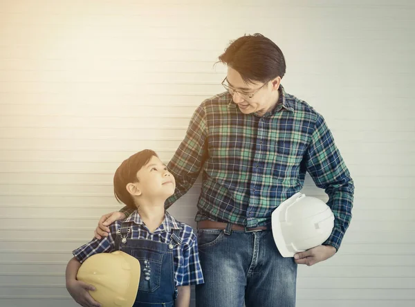 Будівельний батько говорить зі своїм сином про майбутню кар "єру і навчає. — стокове фото