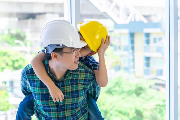 Будівельний батько говорить зі своїм сином про майбутню кар "єру і навчає. — стокове фото