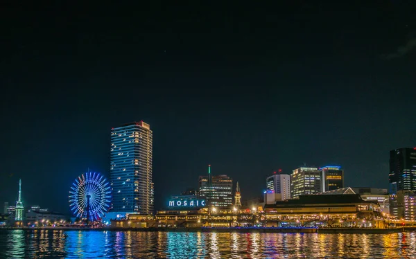 Dönme dolap ve Kobe Mozaik alışveriş merkezi gece aydınlanıyor. — Stok fotoğraf