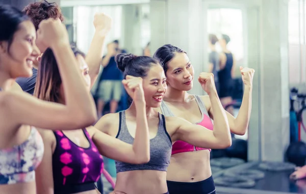 El grupo de personas felices está trabajando en Fitness Gym, mostrando mus. — Foto de Stock