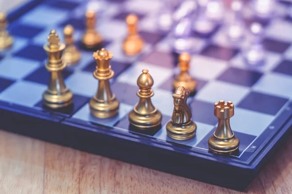 Placa de xadrez com jogador dourado para conceito de estratégia de negócios . — Fotografia de Stock