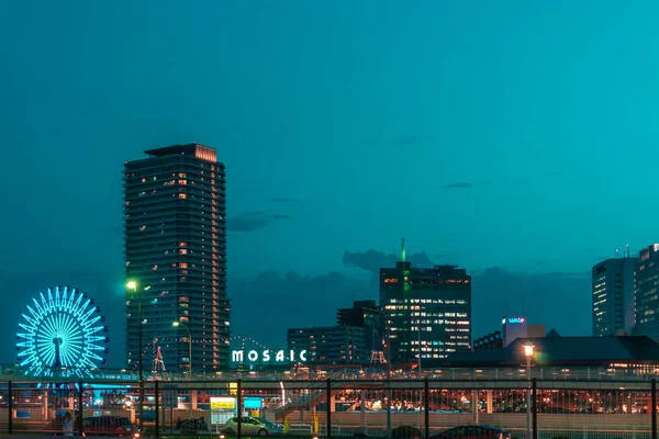 Ferris Wheel och Kobe Mosaic köpcentrum är ljusare nära — Stockfoto